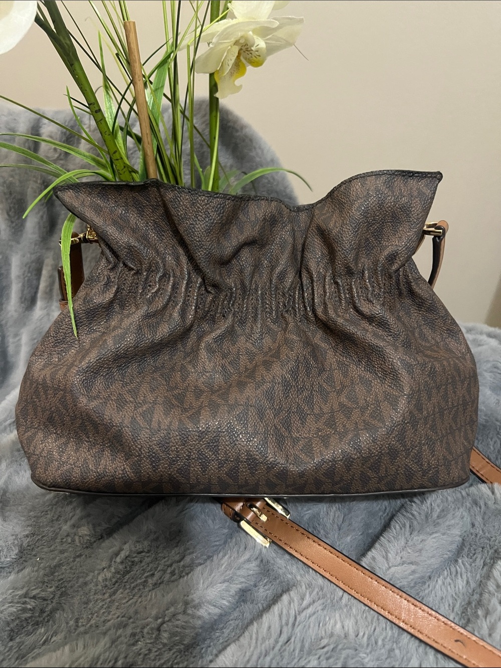Michael Kors Brown Logo Shoulder Bag with Gold Chain Detail GUC retail $89 - Picture 3 of 6